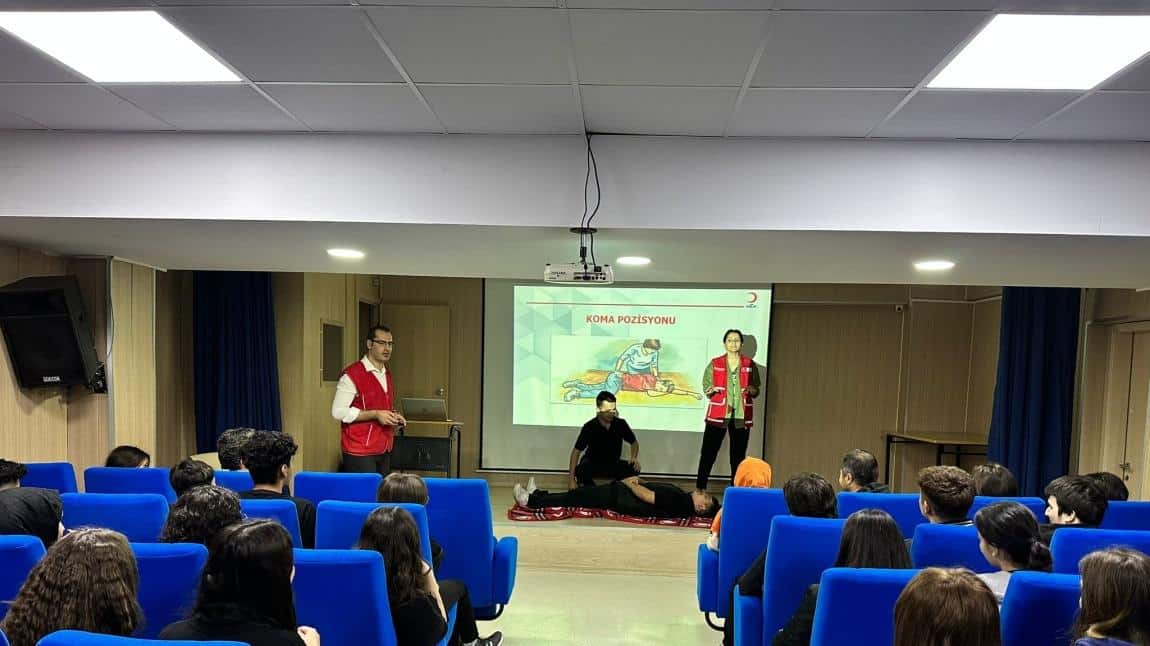 Kızılay tarafından öğrencilerimize kan bağışı ve ilk yardım semineri verildi.